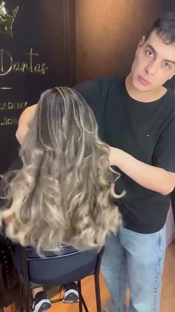 Resultado de mechas feito por aluno no salão